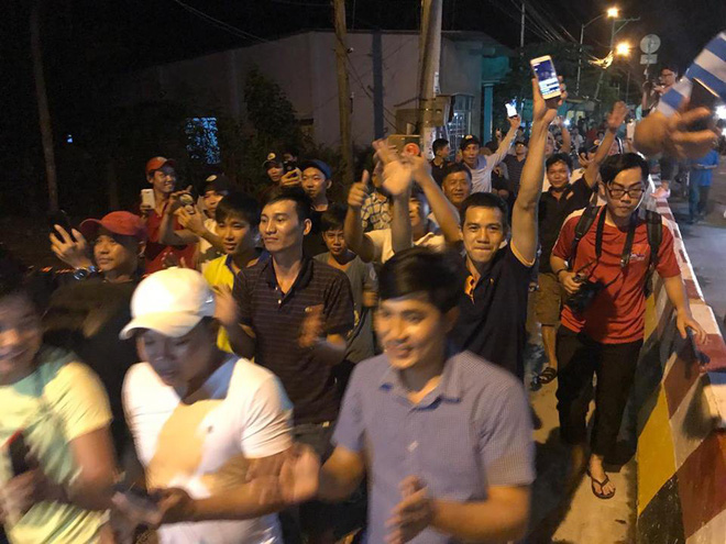 Người dân nấu gà, vịt để ăn mừng tin Thủ tướng quyết định ngừng thu phí BOT Cai Lậy 1 tháng Người dân nấu gà, vịt để ăn mừng tin Thủ tướng quyết định ngừng thu phí BOT Cai Lậy 1 tháng